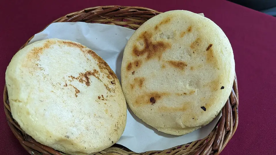 Arepa con quesito en Casa Guayabo, Laureles