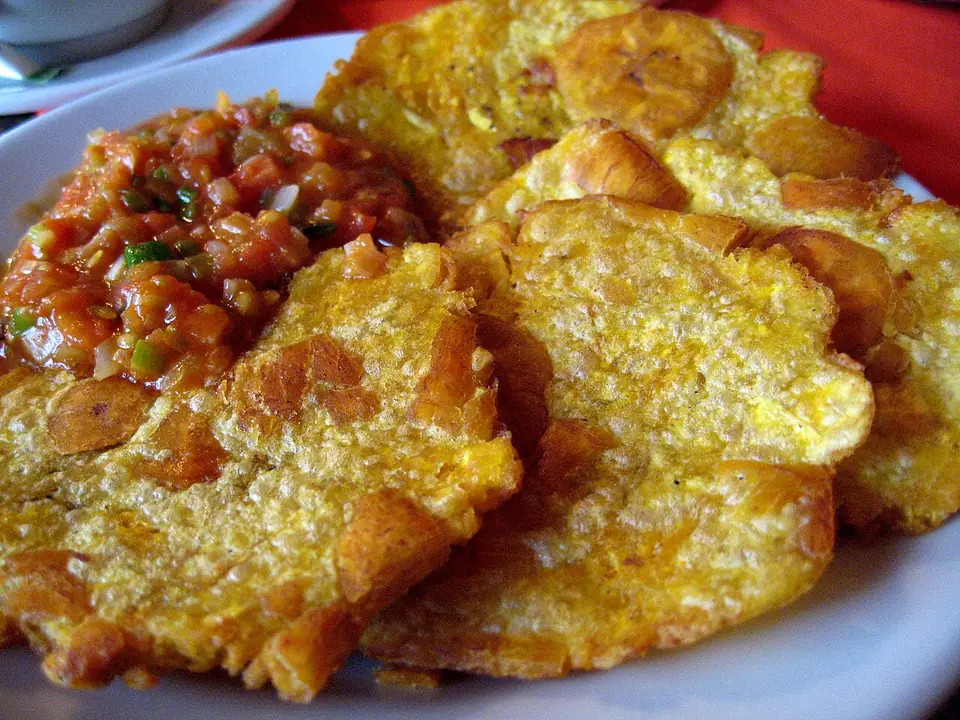 Patacones con hogao en Casa Guayabo, Laureles