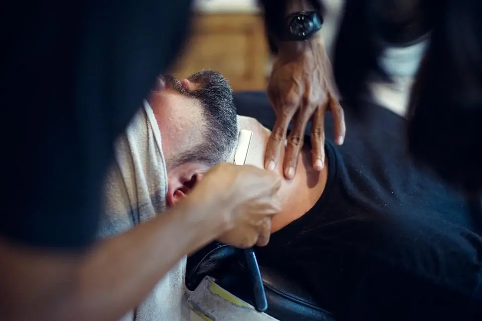 Afeitado clásico en Barbería Cuchilla Fina, Belén